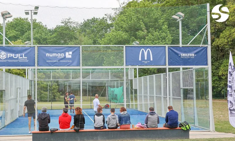 Équipe marketing et communication d'un club de sport